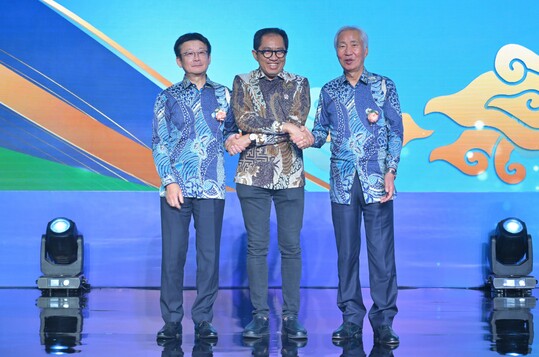 (From left) Daikin Representative Director, President and COO Naofumi Takenaka, Vice Minister of Industry Faisol Riza, Representative Director, Chairman of the Board and CEO Masanori Togawa